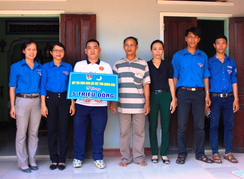 Trao quỹ "Tỏa sáng nghị lực Việt" cho thanh niên khuyết tật làm ăn, phát triển kinh tế gia đình